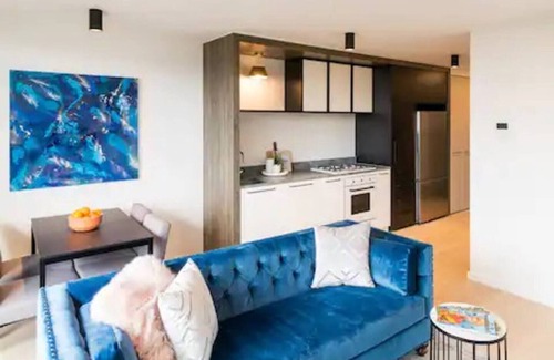 Abbotsford Apartment | Bluebird Beacon Discover a Chic River Lookout