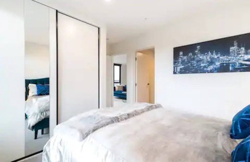 Abbotsford Apartment | Bluebird Beacon Discover a Chic River Lookout