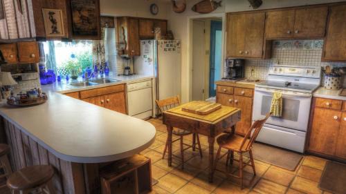 Uvalde House | Bluebird Hill and Star Suite home