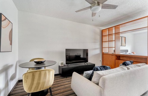 Gateway Apartment | Blueground Gateway pool gym close to shops ATX-242