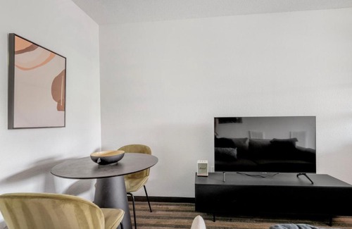 Gateway Apartment | Blueground Gateway pool gym close to shops ATX-242