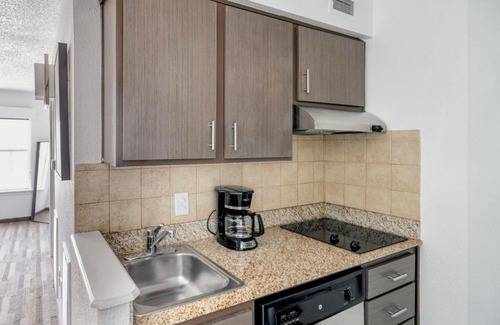 Gateway Apartment | Blueground Gateway pool gym close to shops ATX-242