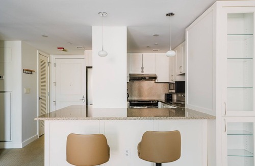Penn Quarter Apartment | Blueground | Penn Quarter, pool & AC, nr museums