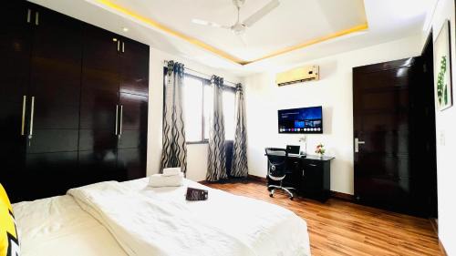 Defence Colony Apartment | BluO 1BHK Defence Colony Mkt - Balcony, Parking