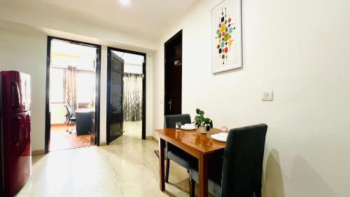 Defence Colony Apartment | BluO 1BHK Defence Colony Mkt - Balcony, Parking