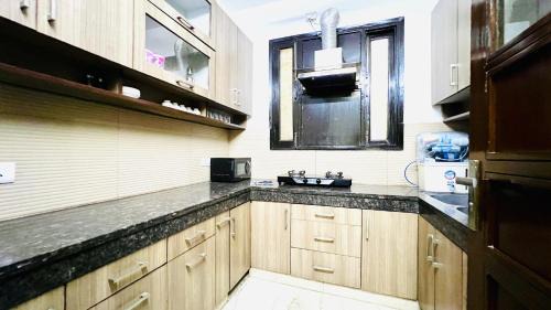 Defence Colony Apartment | BluO 1BHK Defence Colony Mkt - Balcony, Parking
