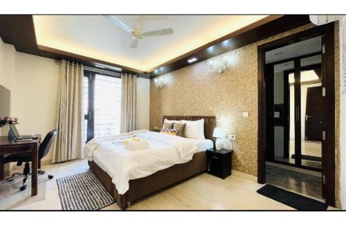Defence Colony Apartment | BluO 3BHK - Defence Colony - Balcony, Lift