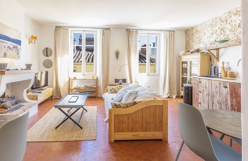 Antibes Old Town Apartment | BNB RENTING Atypical condo in rue Fourmillière