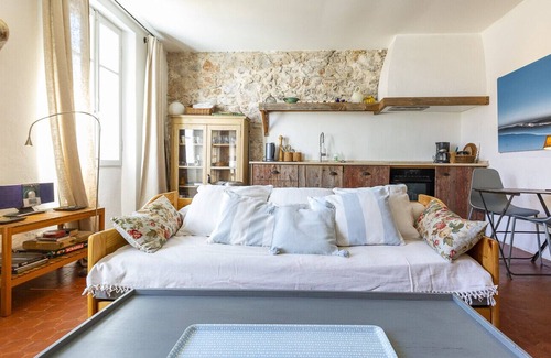 Antibes Old Town Apartment | BNB RENTING Atypical condo in rue Fourmillière