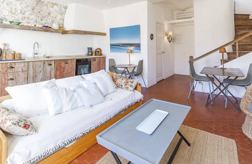 Antibes Old Town Apartment | BNB RENTING Atypical condo in rue Fourmillière