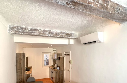 Antibes Old Town Apartment | BNB RENTING Atypical condo in rue Fourmillière