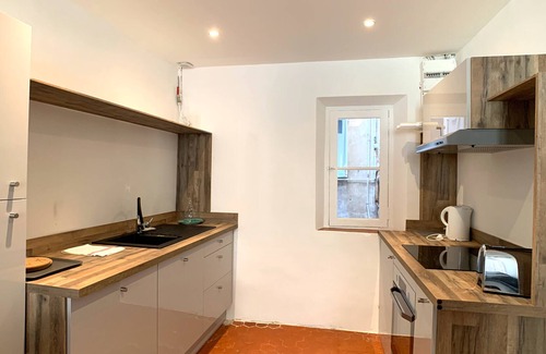 Antibes Old Town Apartment | BNB RENTING Atypical condo in rue Fourmillière