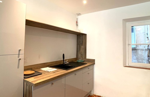 Antibes Old Town Apartment | BNB RENTING Atypical condo in rue Fourmillière