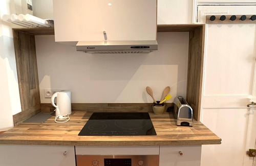 Antibes Old Town Apartment | BNB RENTING Atypical condo in rue Fourmillière