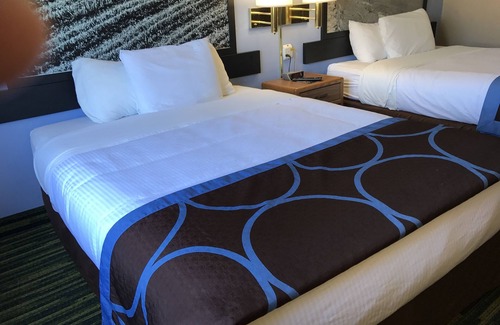 Waterloo Hotel | Boarders Inn & Suites by Cobblestone Hotels - Waterloo/Cedar Falls