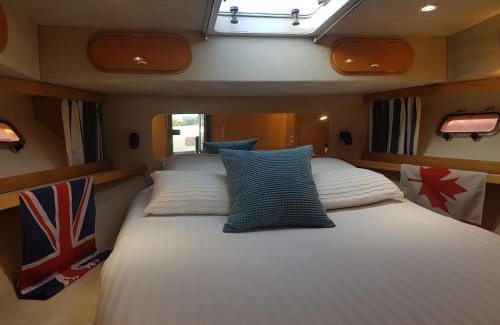 Cherbourg-en-Cotentin Boat Rental | BOAT APPART TITANIC Cherbourg motor yacht à quai ROSE STAR