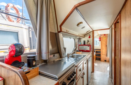 Bellegarde Boat Rental | Boat 'Penichette Odyssey Croisieres' with Lake View, Private Terrace and Air Conditioning