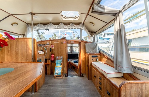 Bellegarde Boat Rental | Boat 'Penichette Odyssey Croisieres' with Lake View, Private Terrace and Air Conditioning