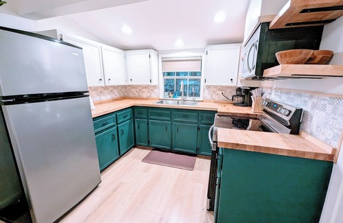 Blanchard House | Boathouse, 2 King Beds, Firepit, Huge Yard + Pet-Friendly! Peaceful & Luxurious
