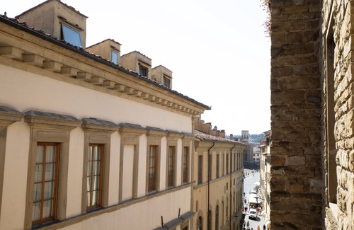 Oltrarno Apartment | Bob W Ponte Vecchio