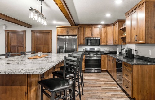 Birchwood House | Bobcat Lodging, Up to 30 Guests, Perfect for Large Gatherings & Celebrations!