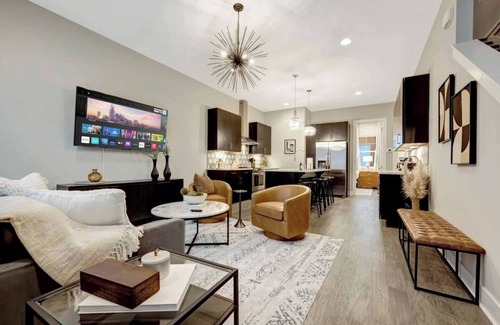 Katie Hill Neighborhood House | Boho Chic/private rooftop oasis