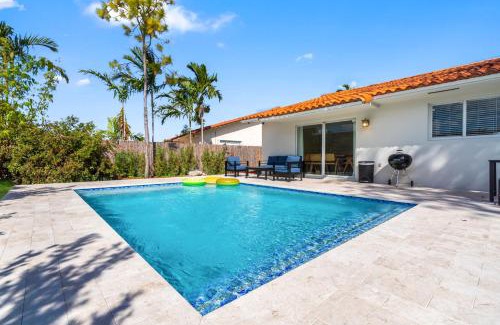 University Park House | Boho Style 5 BR 2,5 BT Heated Pool Fit 14