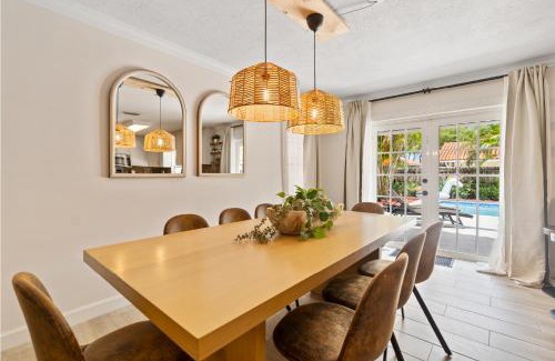 University Park House | Boho Style 5 BR 2,5 BT Heated Pool Fit 14