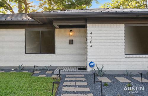 Westgate House | Bold MidMod 4BR 3BA Near SoCo w Private Pet-Friendly Yard and EV by Austin Vacay