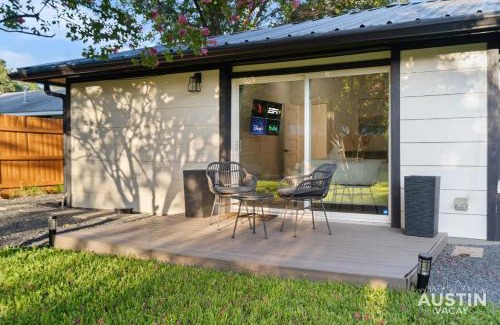 Westgate House | Bold MidMod 4BR 3BA Near SoCo w Private Pet-Friendly Yard and EV by Austin Vacay