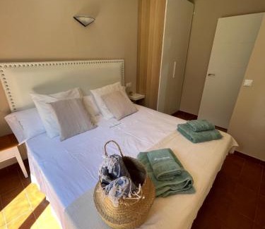 Cala'n Bosch Apartment | Bonito apartamento con terraza, jardín y piscina