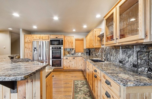 Whitefish Ski Chalet | Book for Festive! Ski-in/Ski-out Chalet with Big Mountain Views and Hot Tub!