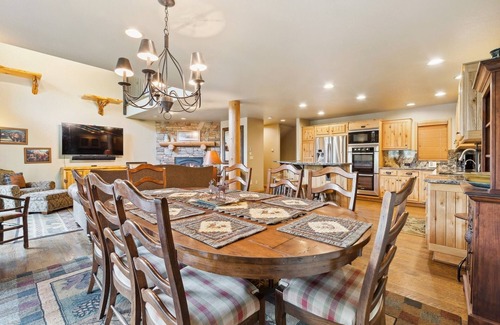 Whitefish Ski Chalet | Book for Festive! Ski-in/Ski-out Chalet with Big Mountain Views and Hot Tub!