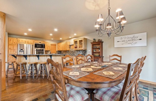Whitefish Ski Chalet | Book for Festive! Ski-in/Ski-out Chalet with Big Mountain Views and Hot Tub!