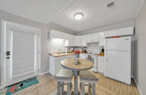 Fort Walton Beach - Destin Cottage | Booking fall Beach cottage and private pool 1 blk to Henderson 3 blks to beach