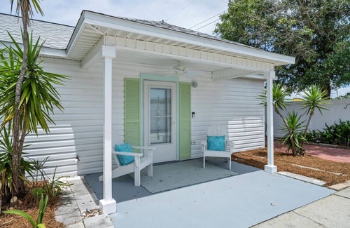 Fort Walton Beach - Destin Cottage | Booking fall Beach cottage and private pool 1 blk to Henderson 3 blks to beach