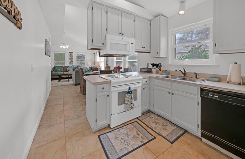 Crystal Beach Cottage | Booking fall No crowds Front porch and enclosed back deckn1k 2 twins Sleeps 4