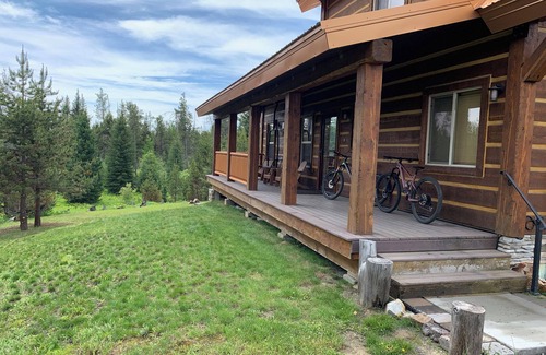 Donnelly Cabin | Borders Forest, Radiant heat, Mtn Views, WiFi, EV charger