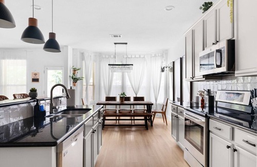 Knollwood On The Colorado River House | Botanist`s Retreat - High Land Haven