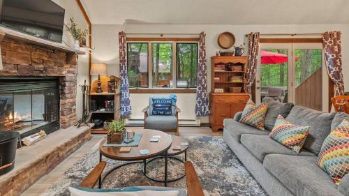 Lake Harmony House | Boulder Pointe by AvantStay Deck Forest Views Boulder Lake Club Passes