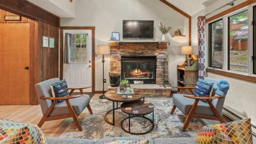Lake Harmony House | Boulder Pointe by AvantStay Deck Forest Views Boulder Lake Club Passes