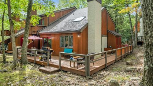 Lake Harmony House | Boulder Pointe by AvantStay Deck Forest Views Boulder Lake Club Passes