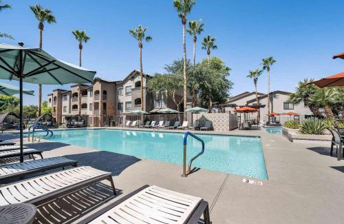 Chandler Apartment | Boulevard Stays Quiet Modern 1BR Pickleball Pool Parking Gym 04