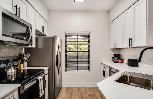 Chandler Apartment | Boulevard Stays Quiet Modern 2BR Pickleball Pool Parking Gym 05