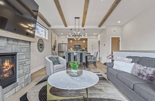Teepee Town House | BRAND NEW|Hofburg by SSR|TopView|Luxury|PRIVATE HOT TUB|4BR plus Den