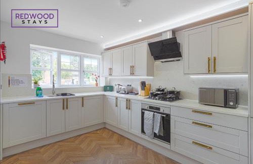 Rushmoor District House | Brand New Spacious 4 Bedroom Houses For Contractors & Families with Free Parking, Garden, Fast WiFi and Netflix By Redwood Stays