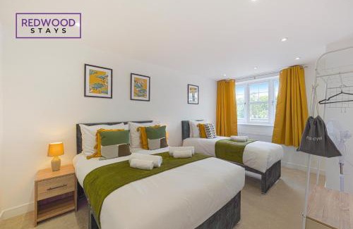 Rushmoor District House | Brand New Spacious 4 Bedroom Houses For Contractors & Families with Free Parking, Garden, Fast WiFi and Netflix By Redwood Stays
