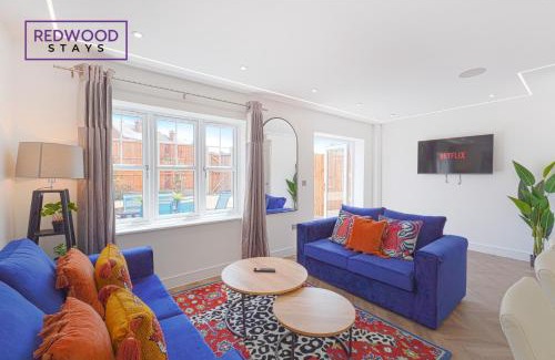 Rushmoor District House | Brand New Spacious 4 Bedroom Houses For Contractors & Families with Free Parking, Garden, Fast WiFi and Netflix By Redwood Stays