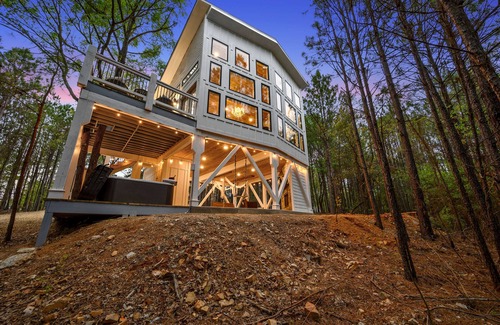 Broken Bow Cabin | Brand New Treehouse - Pool, Pond, Fishing, Pool Table in Resort - Pet Friendly