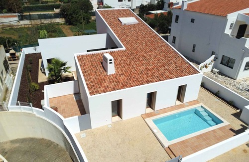 Alvor Villa | Brand New Villa with Private Pool and Lovely Garden near the beach.n